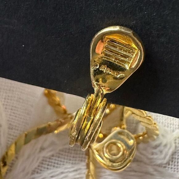 Vintage Monet Chain Hoop Clip On Earrings in Goldtone EXCELLENT - Picture 4 of 4